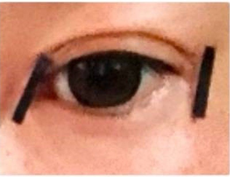 黒い持ち手を持ってテープをのせた写真